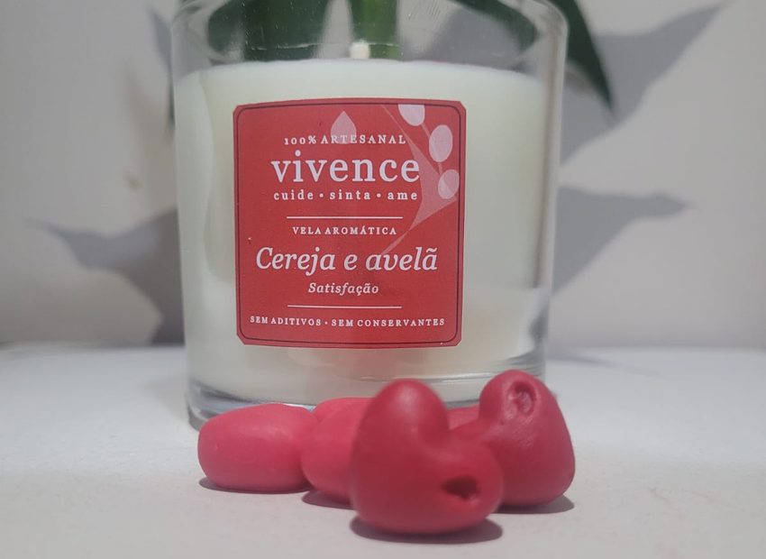 Vela aromática artesanal da coleção Nosso Jardim em copo de vidro pesado de 190 g, revelando cera uniforme e chama acolhedora com corações decorativos.