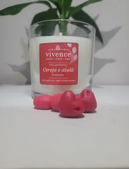 Vela aromática Cereja e Avelã 190 g da coleção Nosso Jardim.
