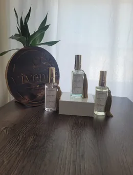 Perfume para Cabelo Golden Althair 70 ml com tampa metálica dourada.