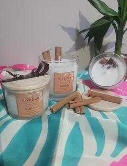 Vela aromática Canela Prosperidade com pedaço de canela em pau fixado na cera clara.