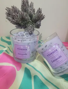 Vela aromática Lavanda Calma da coleção Nosso Jardim em copo de whisky.
