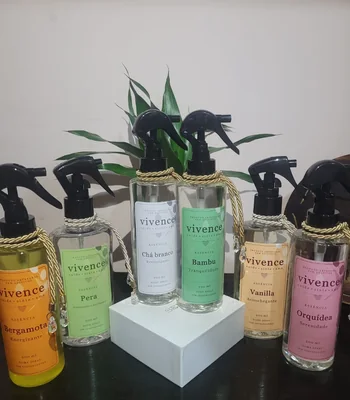 Vela aromática e Home Spray em vidro âmbar dispostos harmoniosamente em ambiente residencial acolhedor.